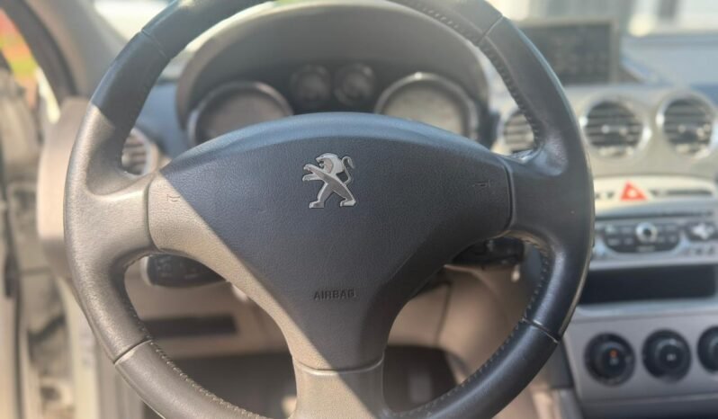 
								PEUGEOT 308 1.6 HDI ALLURE NAV 2014 CON 131.000KM lleno									