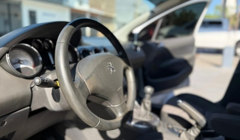 
								PEUGEOT 308 1.6 ALLURE NAV 2013 CON 160.000KM lleno									